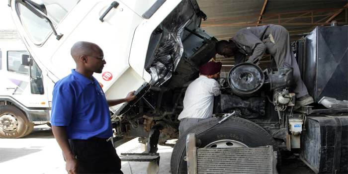 Truck doctor reparing